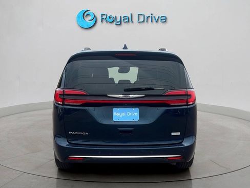 Used 2021 Chrysler Pacifica Touring-L w/ Uconnect Theater Family Group FWD image 5