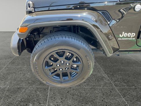 Used 2023 Jeep Gladiator Overland AWD/4WD image 14