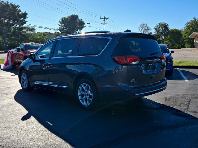 Used 2020 Chrysler Pacifica Touring-L FWD image 4