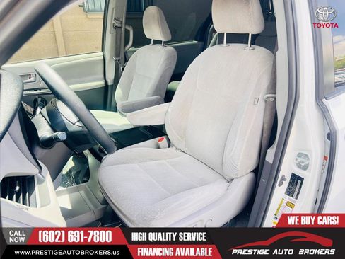 Used 2018 Toyota Sienna LE w/ Carpet Mat Package FWD image 21
