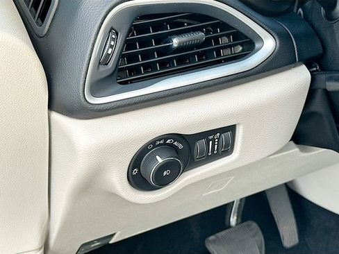 Used 2020 Chrysler Pacifica Touring-L Plus w/ Advanced Safetytec Group image 10