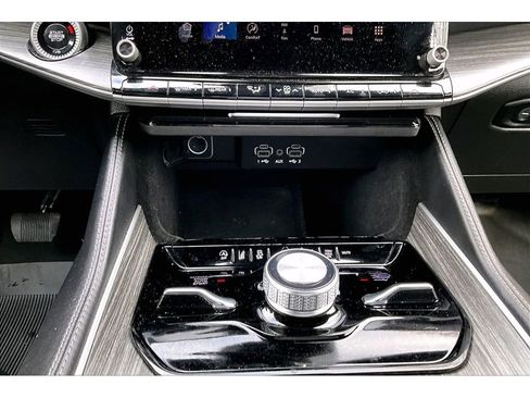 Certified 2024 Jeep Wagoneer L Series III w/ Flexible Seating Group AWD/4WD image 30