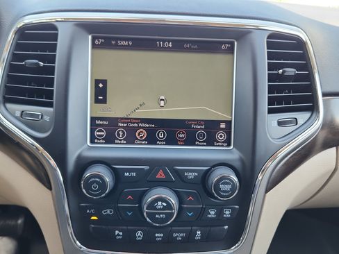 Used 2018 Jeep Grand Cherokee Laredo AWD/4WD image 12