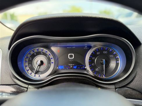 Used 2019 Chrysler 300 Limited AWD/4WD image 34