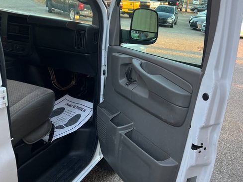 Used 2015 Chevrolet Express 2500 RWD image 23