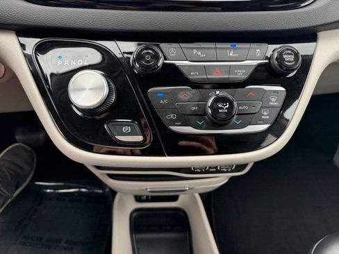 Used 2024 Chrysler Pacifica Touring-L FWD image 26