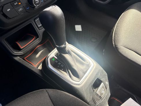 Used 2018 Jeep Renegade Latitude w/ Advanced Technology Group FWD image 30