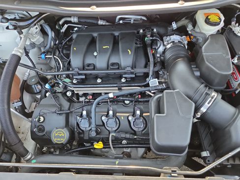 Used 2018 Ford Explorer XLT w/ Equipment Group 202A FWD image 17