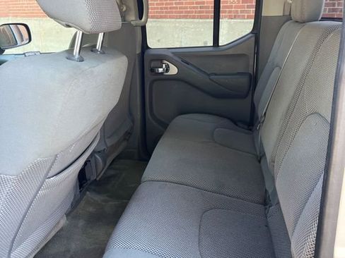 Used 2015 Nissan Frontier SV AWD/4WD image 6