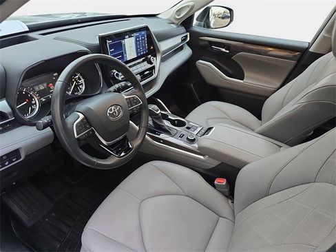 Used 2022 Toyota Highlander Platinum image 19