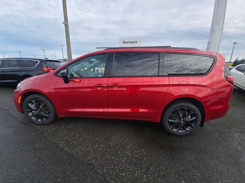 New 2026 Chrysler Pacifica Select image 5