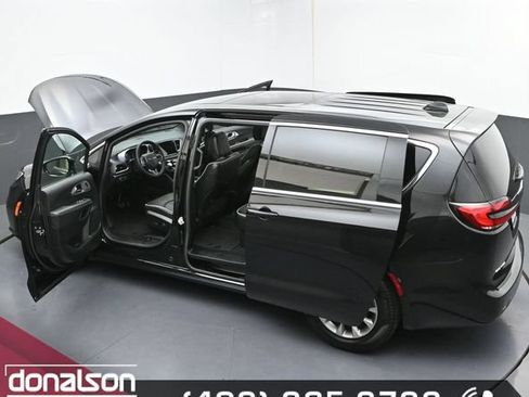 Used 2026 Chrysler Pacifica Limited FWD image 28