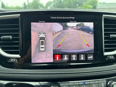 Used 2023 Chrysler Pacifica Touring-L AWD/4WD image 8