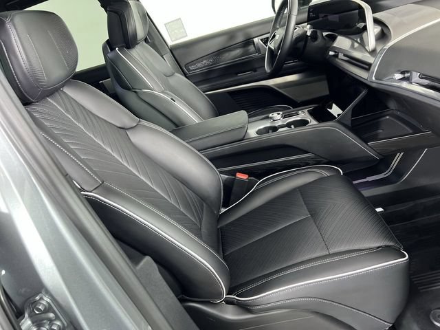 Used 2026 Cadillac Vistiq Platinum w/ LPO, Floor Liner Package AWD/4WD image 28