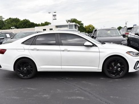 Used 2025 Volkswagen Jetta SE FWD image 5