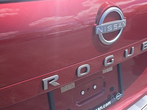 Certified 2025 Nissan Rogue SL image 9