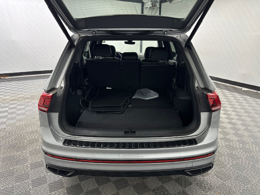 Used 2024 Volkswagen Tiguan SE R-Line FWD image 19