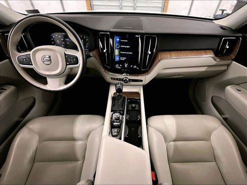 Used 2019 Volvo XC60 T5 Momentum w/ Multimedia Package AWD/4WD image 14