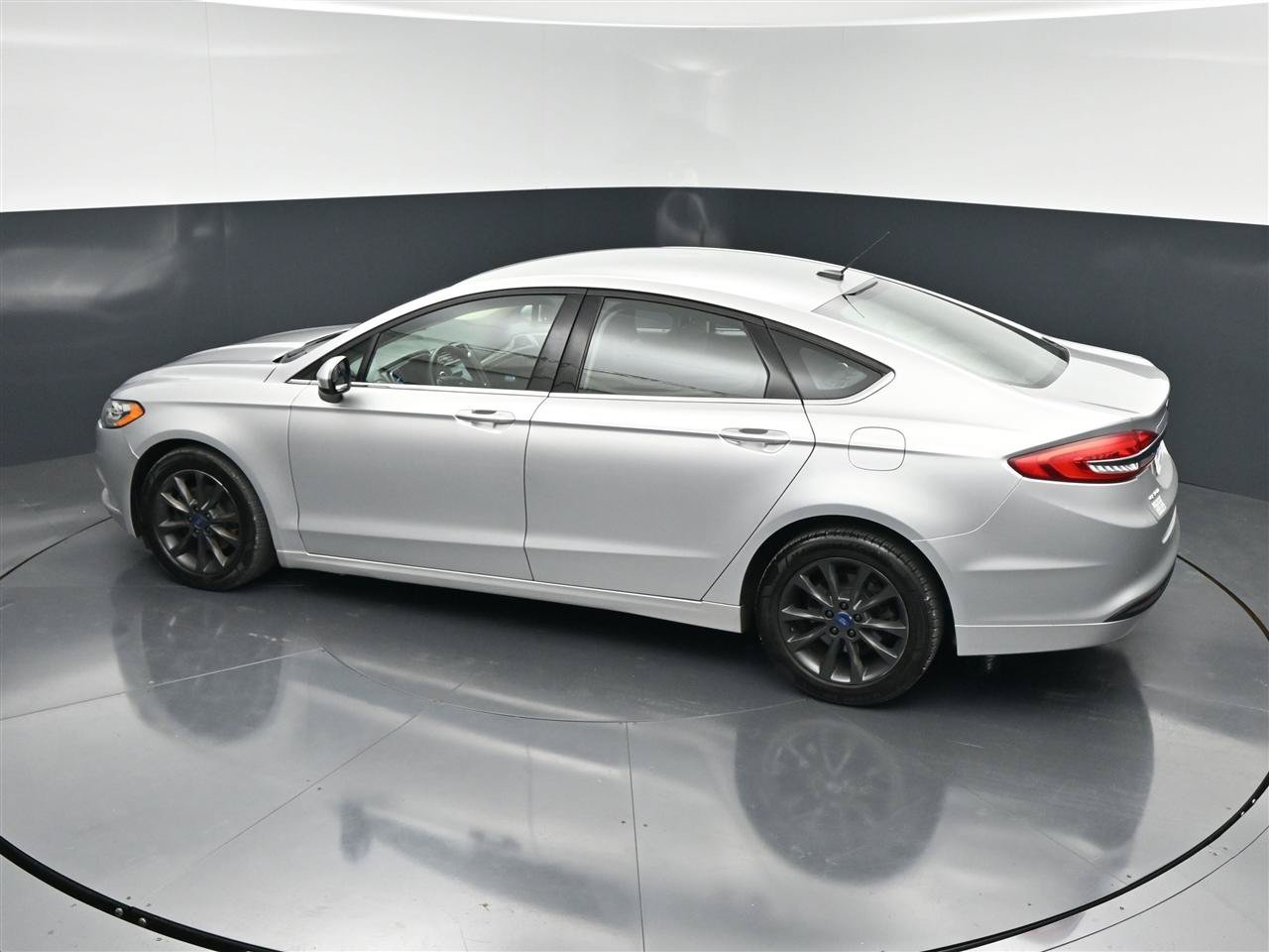Used 2017 Ford Fusion SE w/ Fusion SE Technology Package FWD image 26