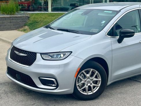 Used 2024 Chrysler Pacifica Touring-L FWD image 2