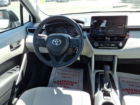 Used 2025 Toyota Corolla Cross L image 11