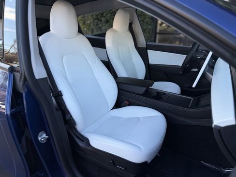 Used 2022 Tesla Model Y Long Range image 33