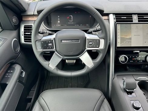New 2025 Land Rover Discovery Dynamic SE image 13