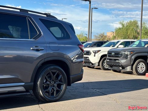 Used 2024 Honda Pilot Touring image 10