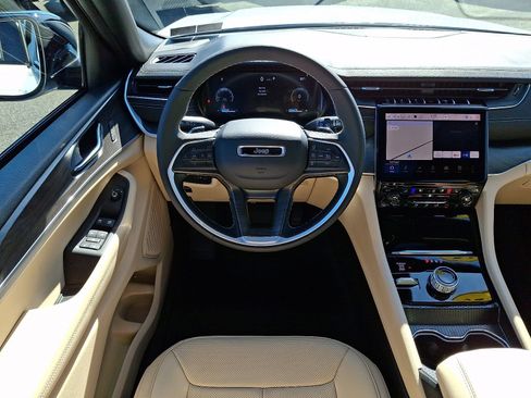 Used 2025 Jeep Grand Cherokee Limited w/ Luxury Tech Group II AWD/4WD image 13