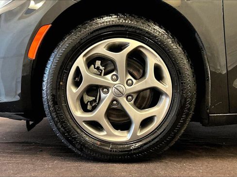 Used 2023 Chrysler Pacifica Limited image 8