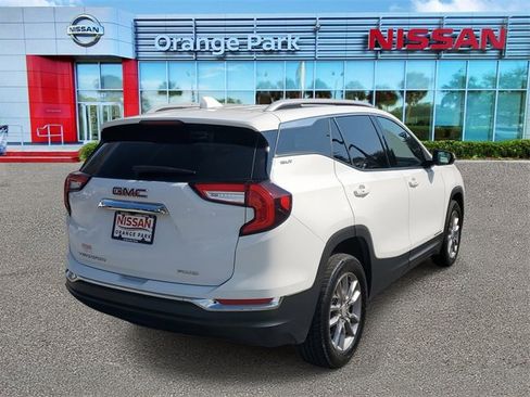 Used 2024 GMC Terrain SLT image 2