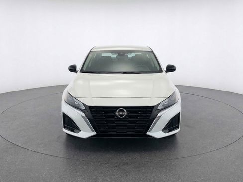 Used 2025 Nissan Altima 2.5 SV FWD image 2