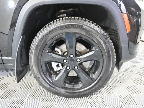 Used 2022 Jeep Grand Cherokee L Laredo image 11