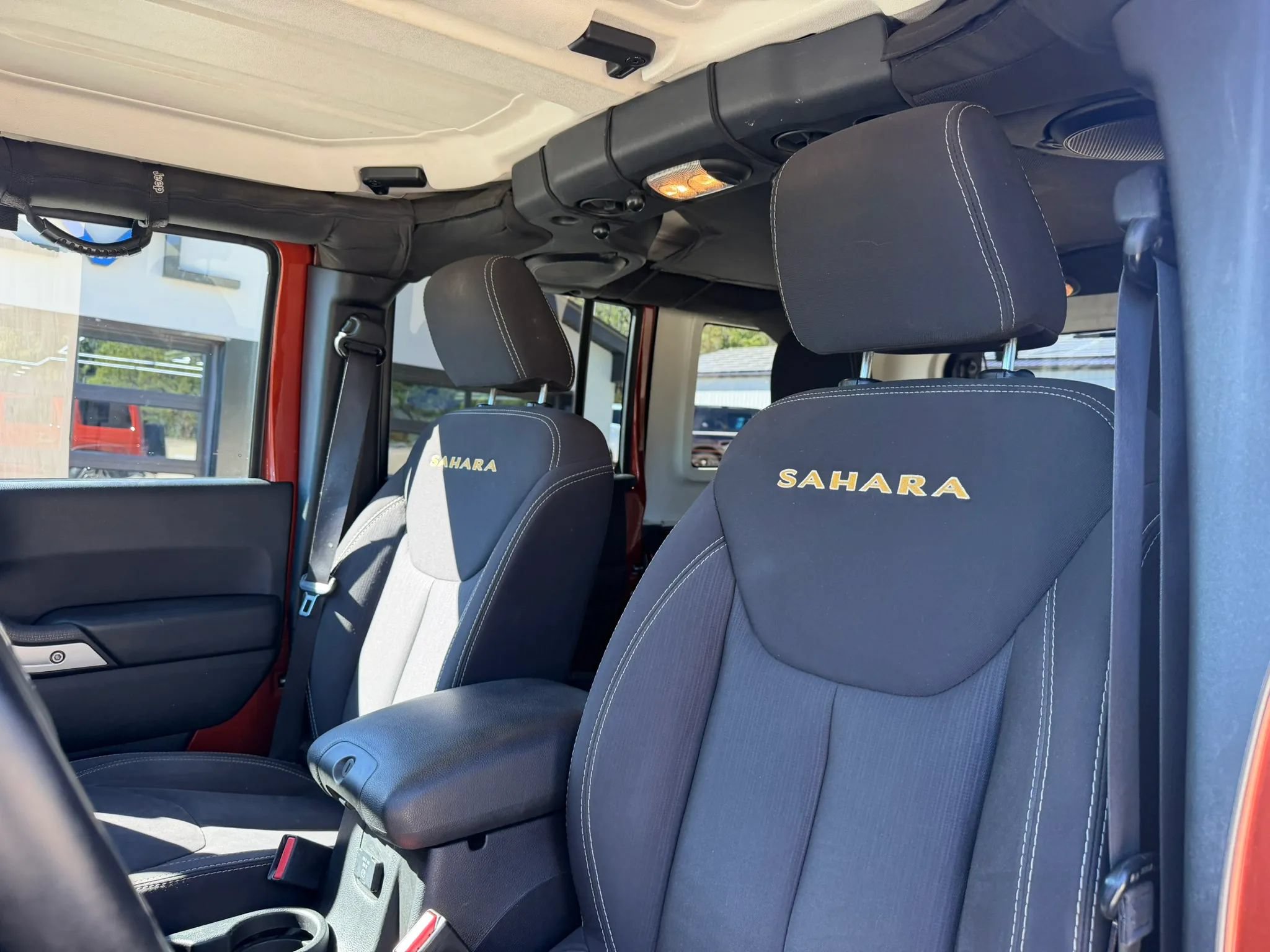 Used 2014 Jeep Wrangler Unlimited Sahara w/ Connectivity Group AWD/4WD image 16
