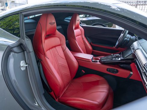 Used 2025 Aston Martin V8 Vantage Coupe RWD image 12