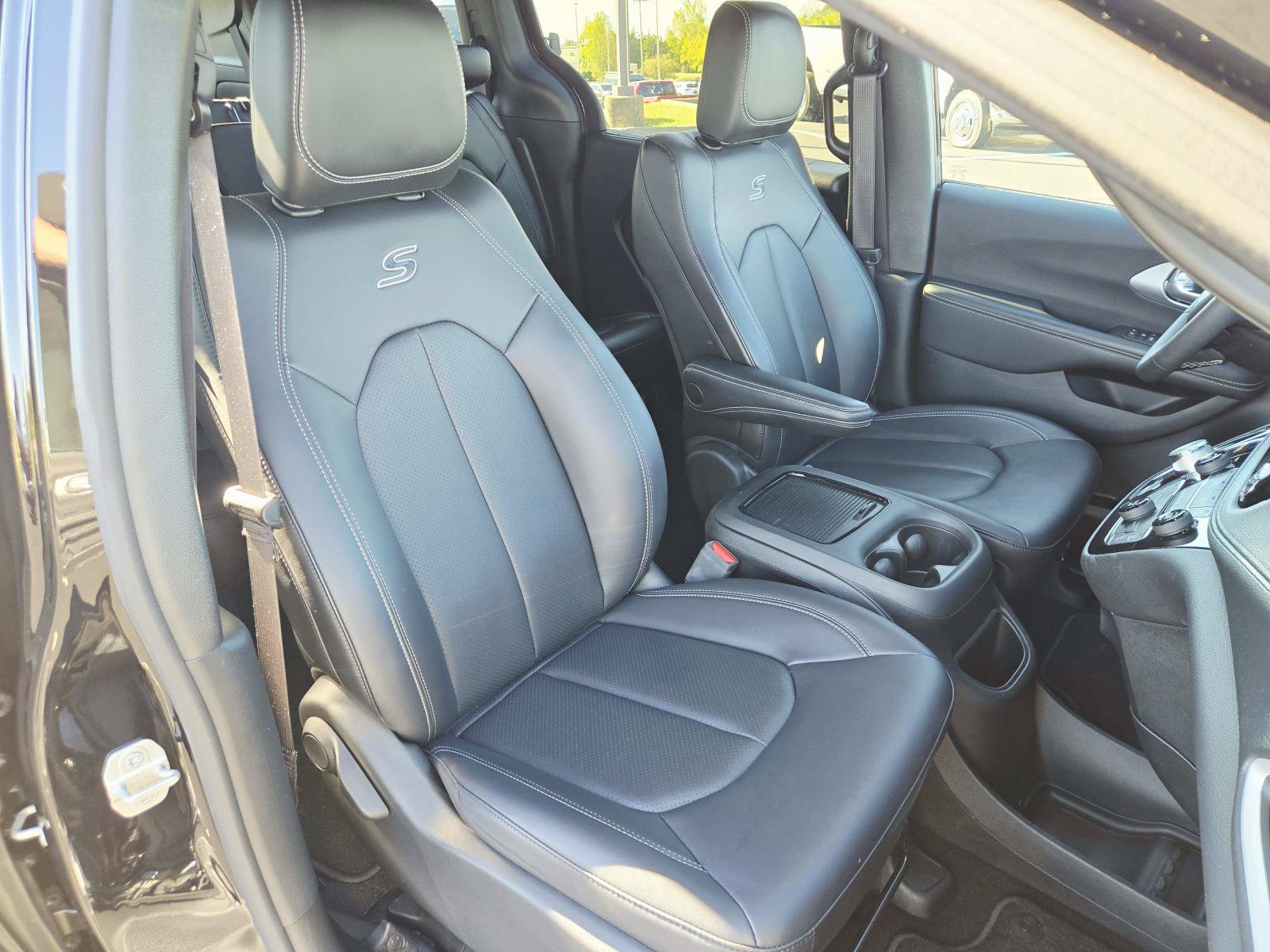 Used 2024 Chrysler Pacifica Touring-L FWD image 19
