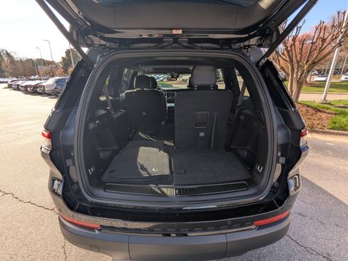 Used 2023 Jeep Grand Cherokee L Laredo image 16