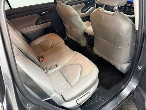 Used 2023 Toyota Highlander XLE FWD image 34
