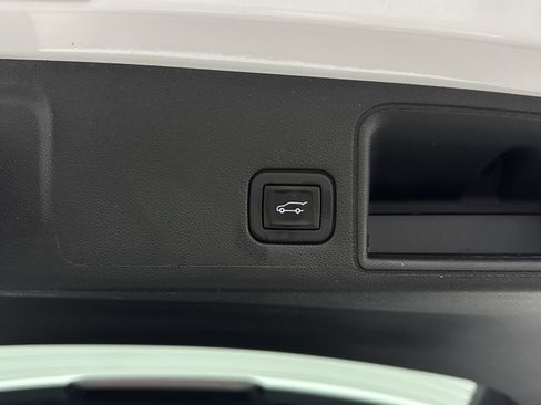 Used 2023 GMC Terrain SLE w/ Driver Convenience Package image 29