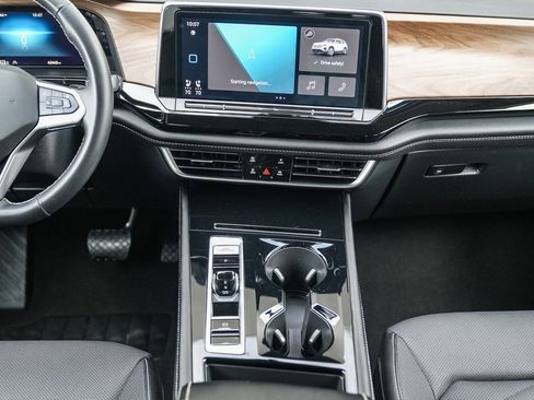 Used 2024 Volkswagen Atlas SE image 12