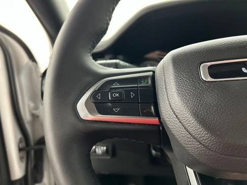Used 2025 Jeep Compass Latitude w/ Convenience Group AWD/4WD image 9