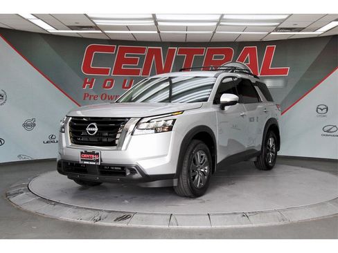 New 2025 Nissan Pathfinder SV image 2