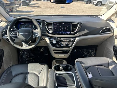 Certified 2024 Chrysler Pacifica Touring-L FWD image 27