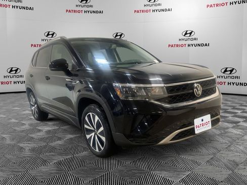 Used 2022 Volkswagen Taos SE image 1