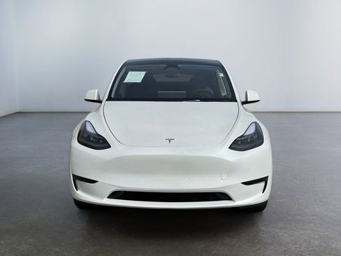 Used 2024 Tesla Model Y 2WD image 2