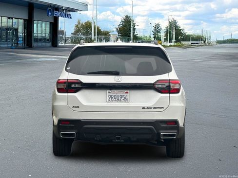 Certified 2025 Honda Pilot Black Edition image 7