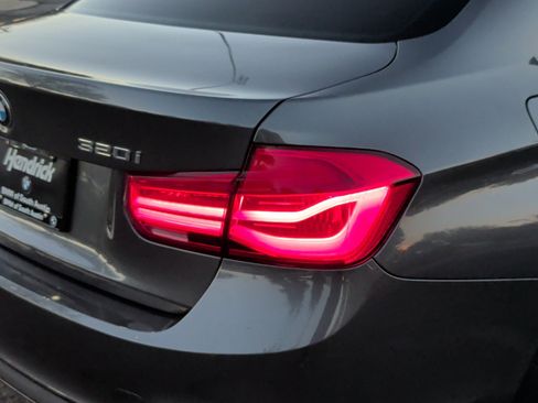Used 2018 BMW 320i Sedan w/ Premium Package image 11