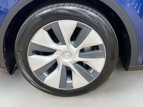 Used 2024 Tesla Model Y Long Range AWD/4WD image 32