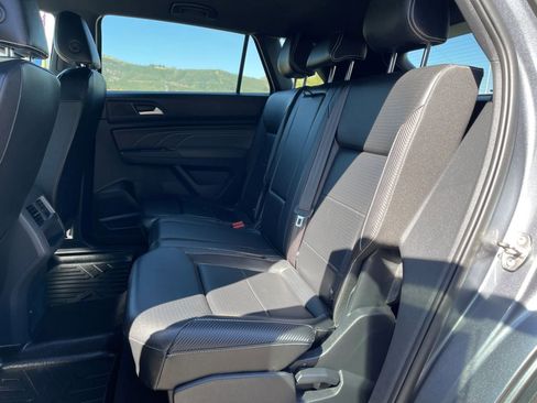 Used 2021 Volkswagen Atlas Cross Sport SE image 19