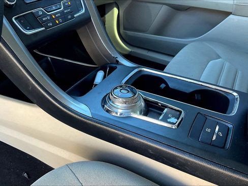 Used 2019 Ford Fusion SE image 16
